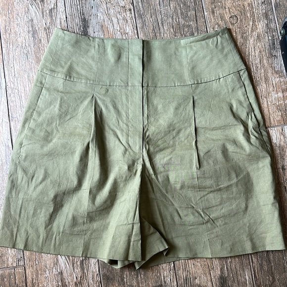Theory Pleated Shorts green high waisted size 8 - Picture 1 of 5